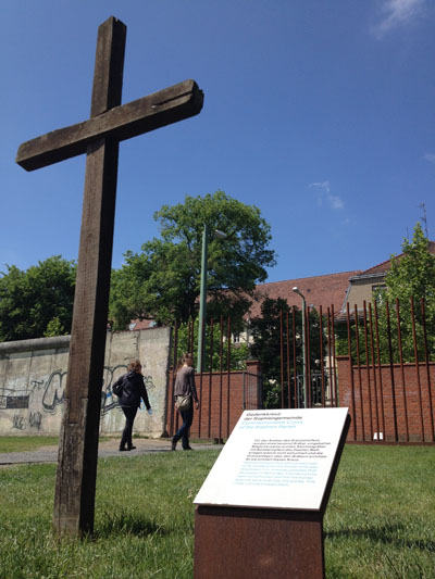 berlin wall cross cemetery